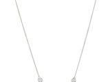 gros plan d'un collier sur fond blanc