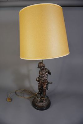 une image représentant une lampe posée sur une table, surmontée d'un abat-jour