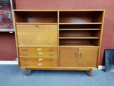une armoire en bois avec des tiroirs et des étagères dans une pièce