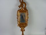 une horloge en or sur laquelle est représentée une femme