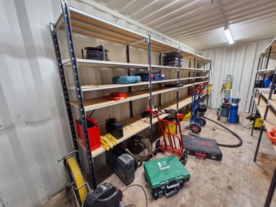 un garage rempli d'outils, avec des outils rangés sur les étagères