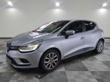 une voiture argentée garée sur le sol en damier d'un garage