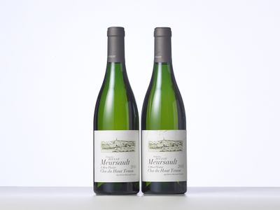 deux bouteilles de vin posées sur une table l'une à côté de l'autre