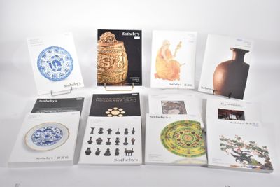 un grand nombre de livres posés sur une table