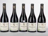 six bouteilles de vin sont alignées sur une table