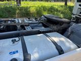 un camion avec tout un tas de réservoirs à l'arrière