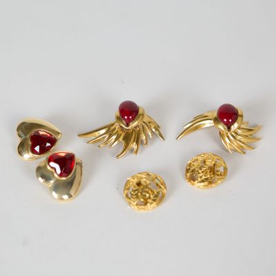 trois paires de boucles d'oreilles plaquées or ornées de pierres rouges