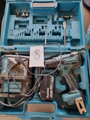 une boîte à outils bleue avec des outils sur une table
