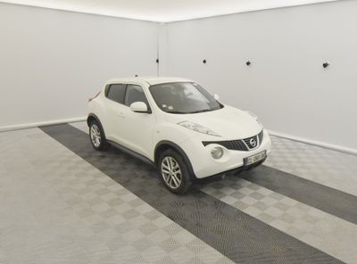 la photo d'une voiture blanche garée dans un garage