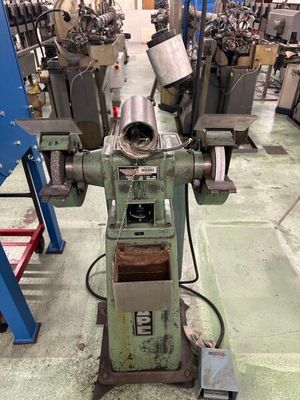 une image représentant une machine dans une usine, avec de nombreuses autres machines en arrière-plan