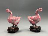 paire de canards chinois vernissés de couleur rose, sur socle