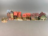tout un tas de maisons miniatures posées sur une table