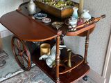une petite table sur laquelle se trouve un plateau avec de la nourriture