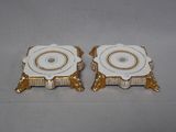 paire de bougeoirs en porcelaine blanche et dorée, avec des bordures dorées