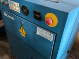 une machine bleue posée sur une palette