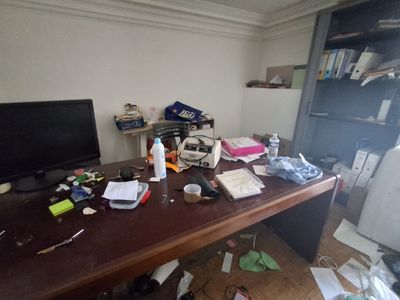 un bureau en désordre sur lequel se trouve un ordinateur