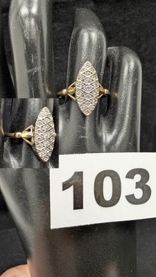 deux bagues à une main, avec une étiquette indiquant le prix