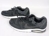 une paire de baskets noires ornées de pois sur fond blanc