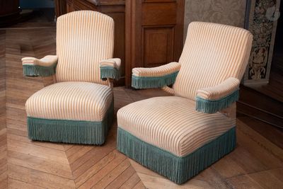 deux chaises posées sur un parquet