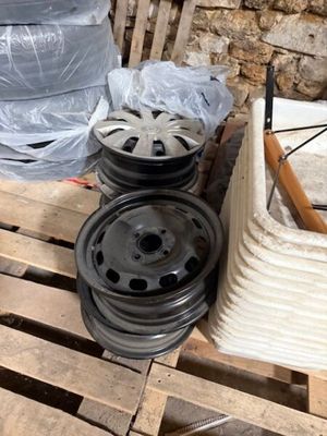 de nombreux types de roues et de jantes sur une palette