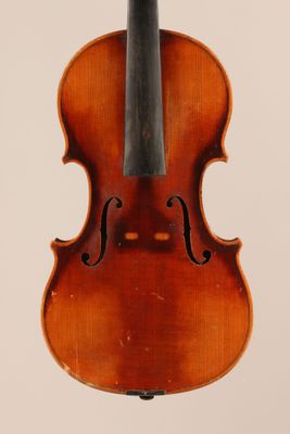 un vieux violon avec un archet sur fond blanc