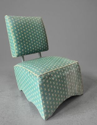 un fauteuil rembourré orné d'un motif vert et blanc