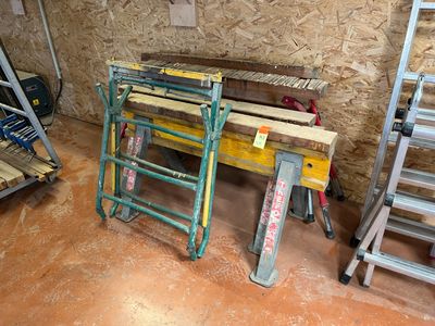 une pièce avec une échelle, une table et une échelle