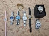 un grand nombre de montres posées sur une table