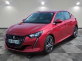 une voiture rouge est garée sur le sol en damier d'un garage