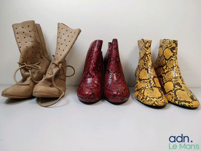 trois paires de bottes pour femmes sont alignées contre un mur blanc
