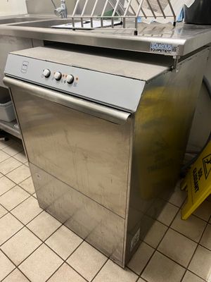 lave-vaisselle en acier inoxydable dans une cuisine professionnelle dotée d'un sol carrelé