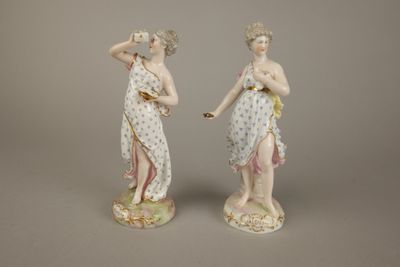 paire de figurines anciennes en porcelaine représentant des femmes en robe tenant des fleurs