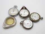plusieurs montres de poche de différents types posées sur une table