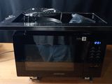 un micro-ondes posé sur une table en bois