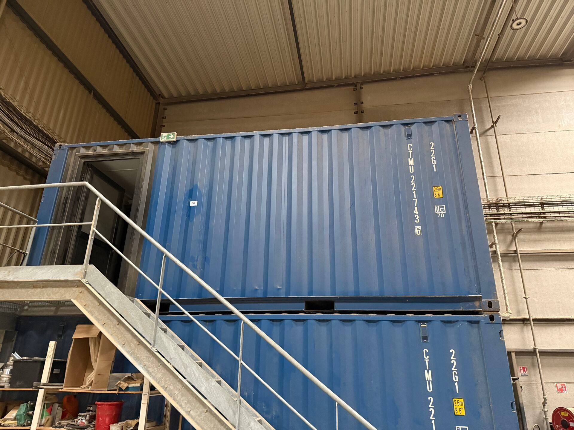 Container maritime bleu équipé d'une porte et une fenêtre (A…