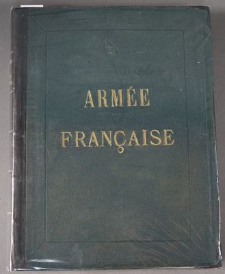 un vieux livre posé sur une table à côté d'une tasse de café