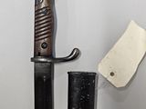 une photo représentant un couteau et un tube posés sur une table