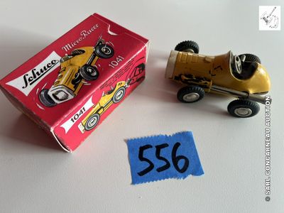 une petite voiture miniature à côté d'une boîte de bonbons