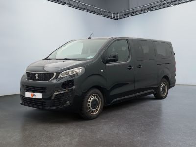 La petite camionnette noire est garée dans une grande pièce.