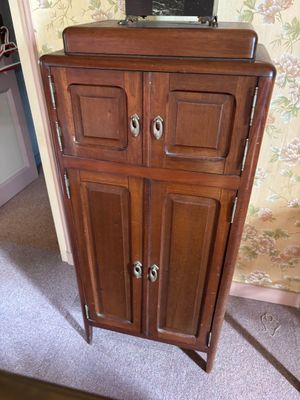 une armoire en bois surmontée d'un miroir