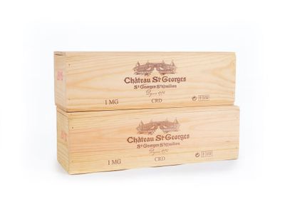 deux caisses de vin en bois sont empilées l'une sur l'autre