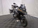 une moto qui est garée dans une pièce dont le sol est en damier