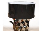 l'image d'une table sur laquelle est posée une lampe