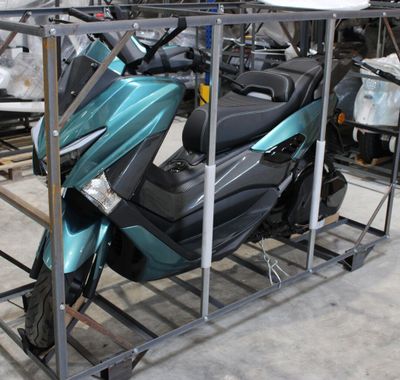 un scooter posé sur un support dans un garage
