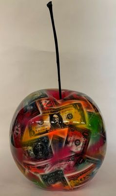 une pomme en verre contenant beaucoup d'argent