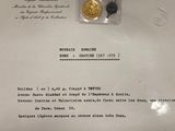 un morceau de papier sur lequel figure une pièce d'or