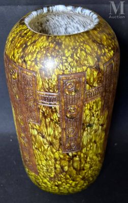 un vase orné d'un motif jaune et marron