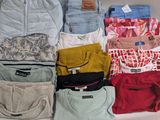 de nombreux types de vêtements différents sur une étagère dans la salle de bains