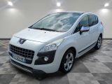 la petite voiture blanche est garée dans la pièce au sol en damier