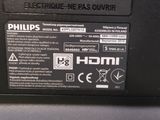 un gros plan sur un ordinateur portable recouvert de nombreux autocollants